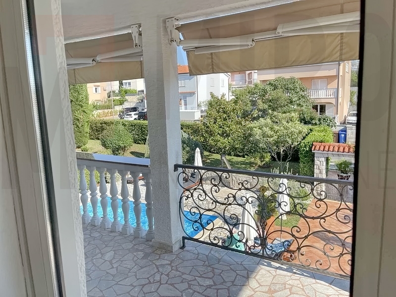 Malinska, apartmanska kuća s bazenom, PRODAJA!