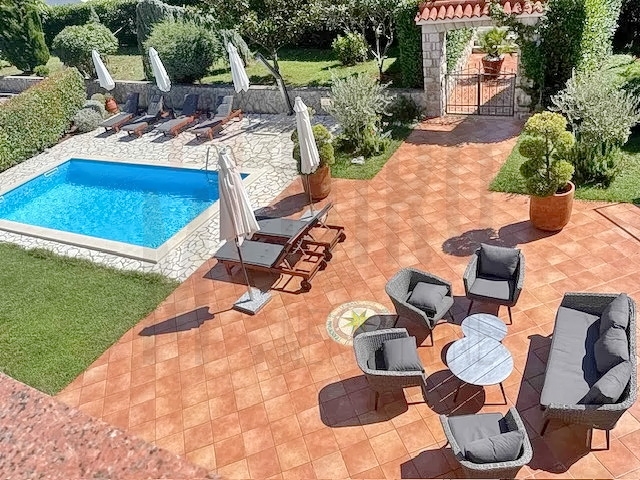 Malinska, apartmanska kuća s bazenom, PRODAJA!