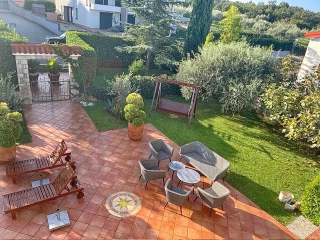 Malinska, apartmanska kuća s bazenom, PRODAJA!