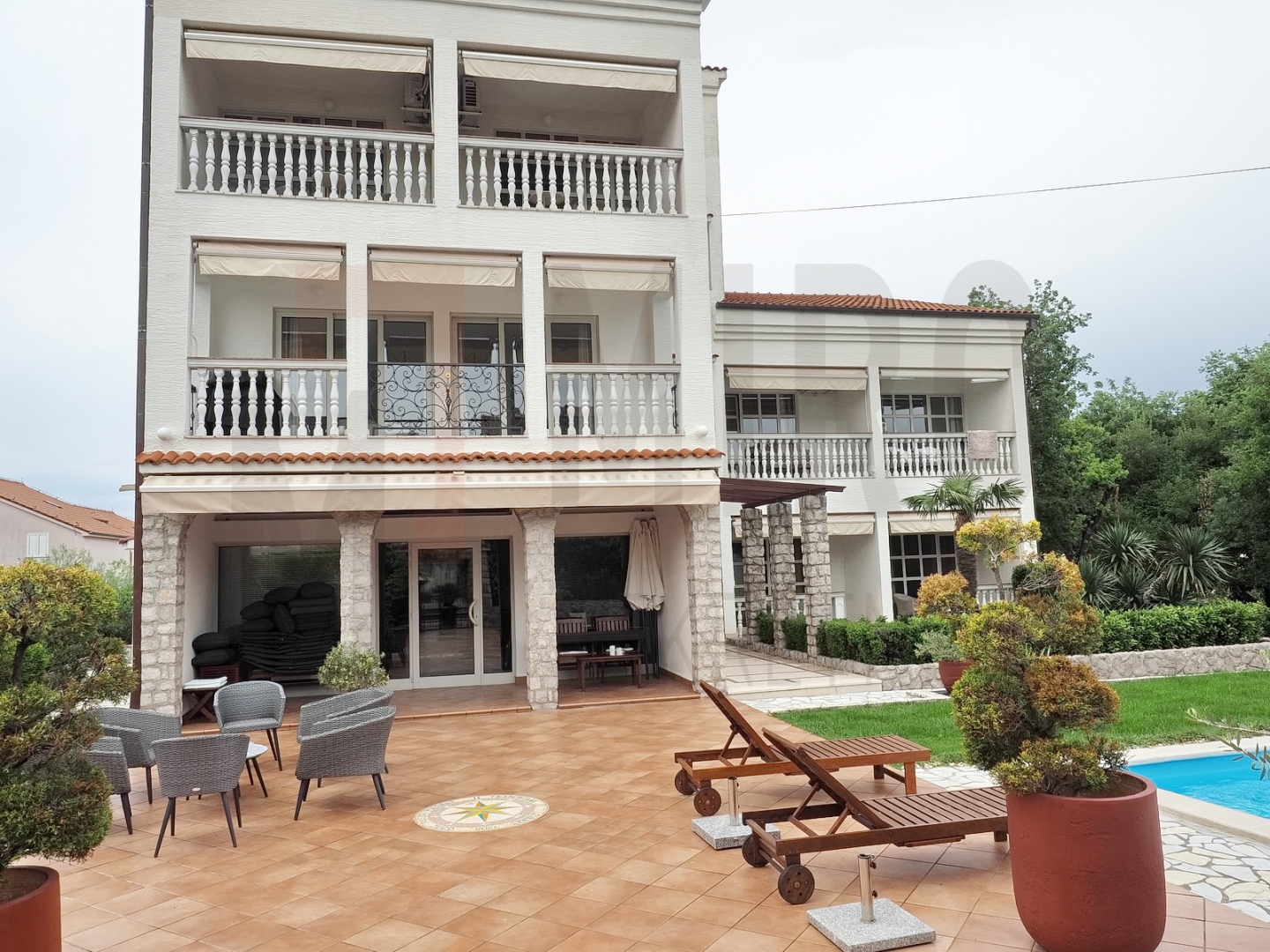 Malinska, apartmanska kuća s bazenom, PRODAJA!