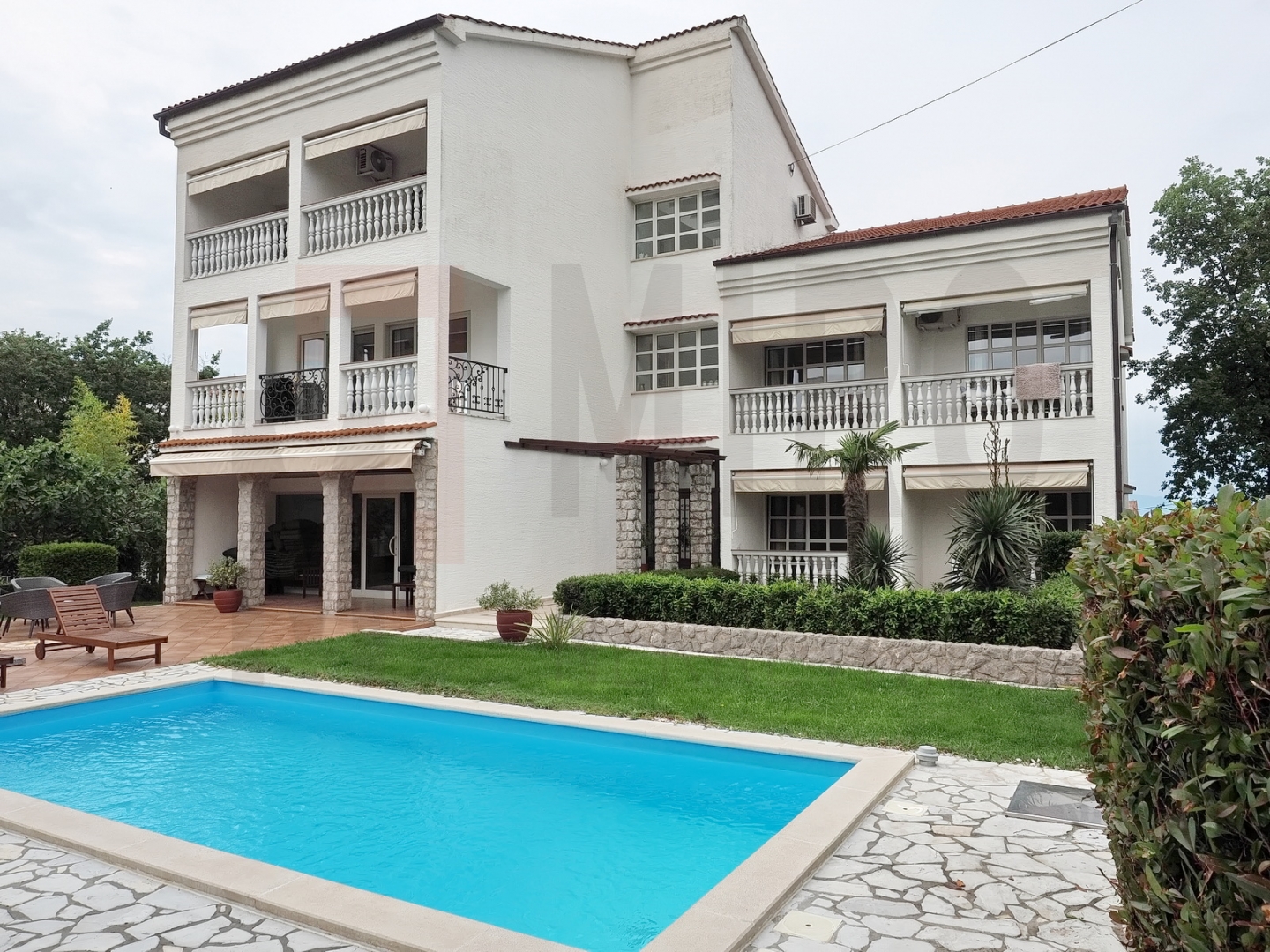 Malinska, apartmanska kuća s bazenom, PRODAJA!