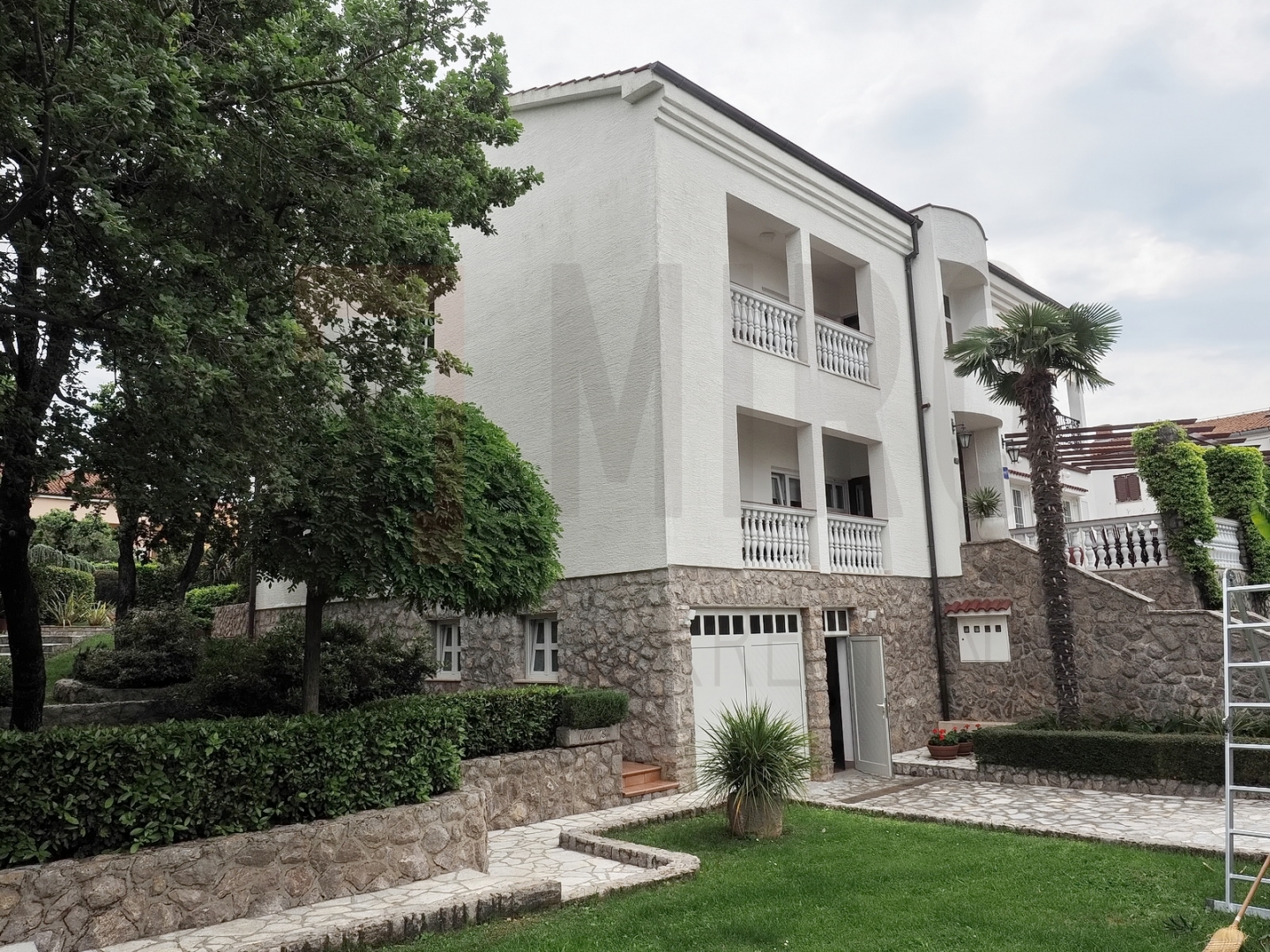 Malinska, apartmanska kuća s bazenom, PRODAJA!