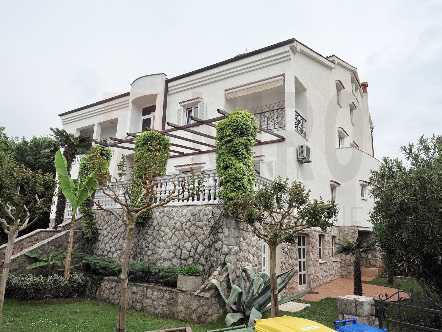 Malinska, apartmanska kuća s bazenom, PRODAJA!