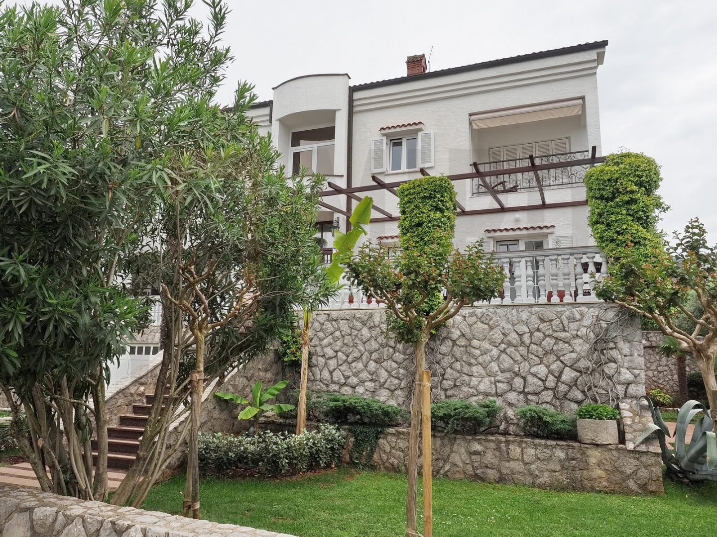 Malinska, apartmanska kuća s bazenom, PRODAJA!