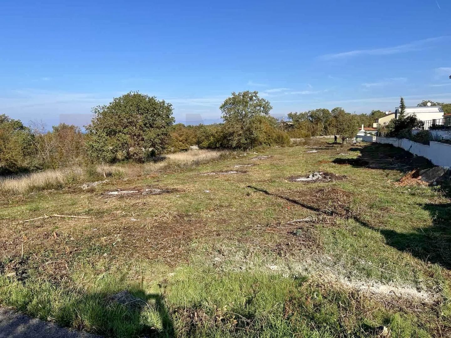Otok Krk, Malinska, kvalitetno građevinsko zemljište za gradnju samostojeće ville s bazenom , PRODAJA!